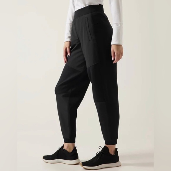 NEW Athleta Get Set Hybrid Joggers Size Medium Black Casual Athleisure - Picture 1 of 9